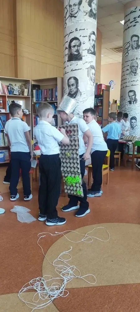 🎭 Творческое дефиле «Костюм из ничего» в библиотеке им. А. Лиханова  20 мая ученики 1 «А» класса вме