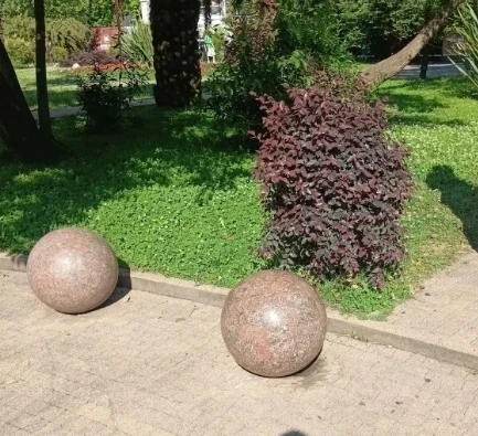 Шар вернули на место штырем вниз, как и было задумано изначально

Надеемся, он больше не покинет сво