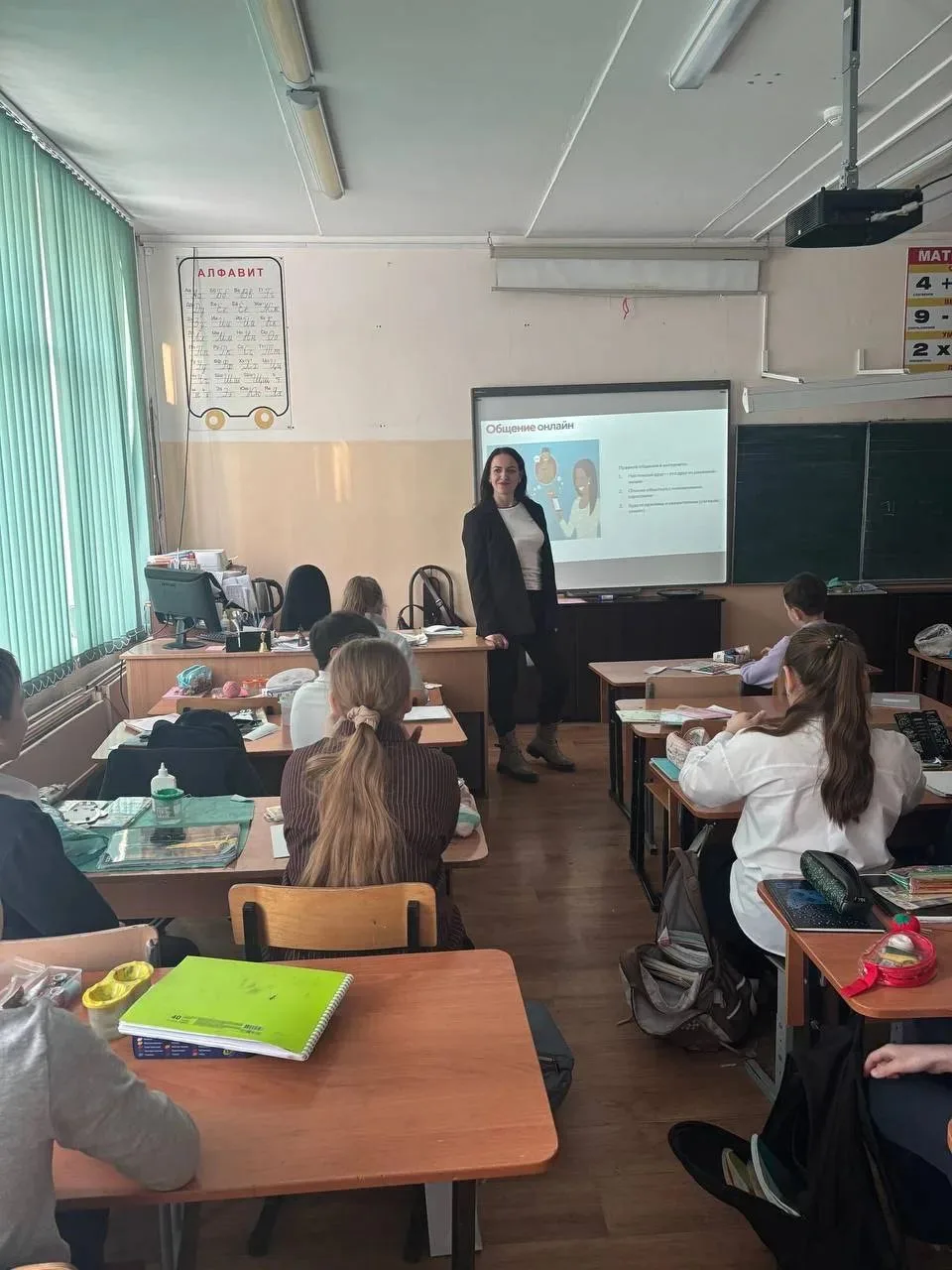 На этой неделе в 3 «А», 2 «Б», 3 «В», 4 «Г», 4 «Б», 4 «Е» классах представители Академии Синергия пр