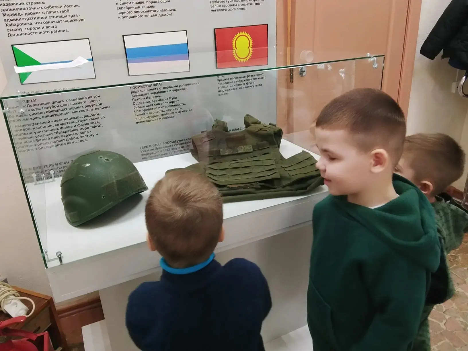 В преддверии празднования Дня Победы ребята средней группы посетили краеведческий музей..