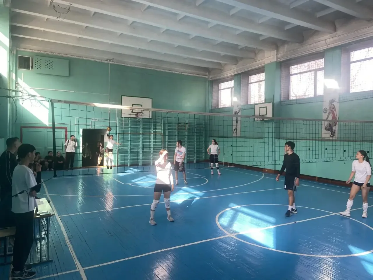 🏐 Волейбол, драйв и победа: как 9-11 классы рвали сетку!  Привет, школа! 🔥 На этих выходных спортзал