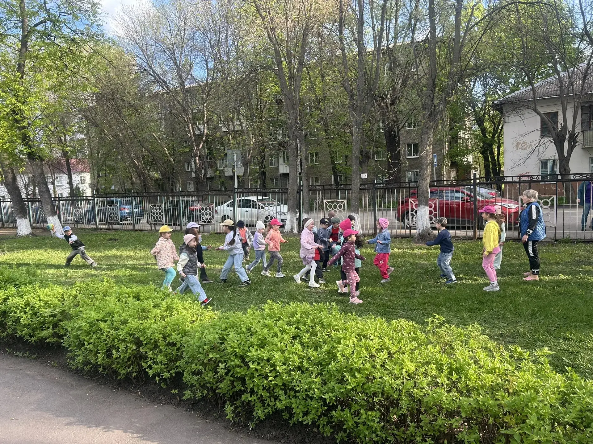 Детство — это когда не сидится на месте 🌞

Одни из самых ценных минут в детском саду проходят не за