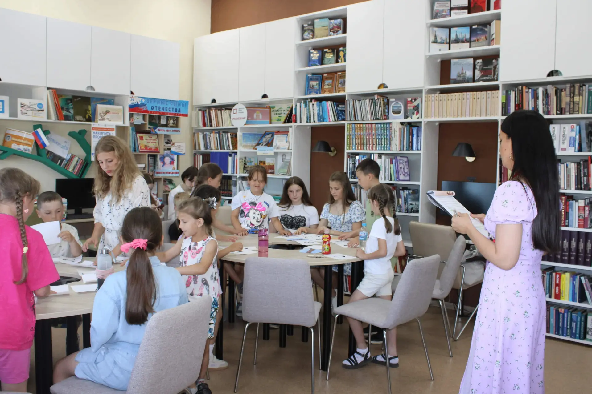 🌸👭В Павлоградской центральной районной модельной библиотеке в рамках летней оздоровит...