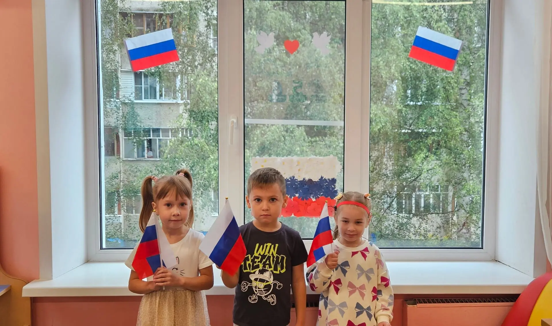 В рамках Всероссийской акции "Цвета Родины", приуроченной к празднованию Дня Государств...