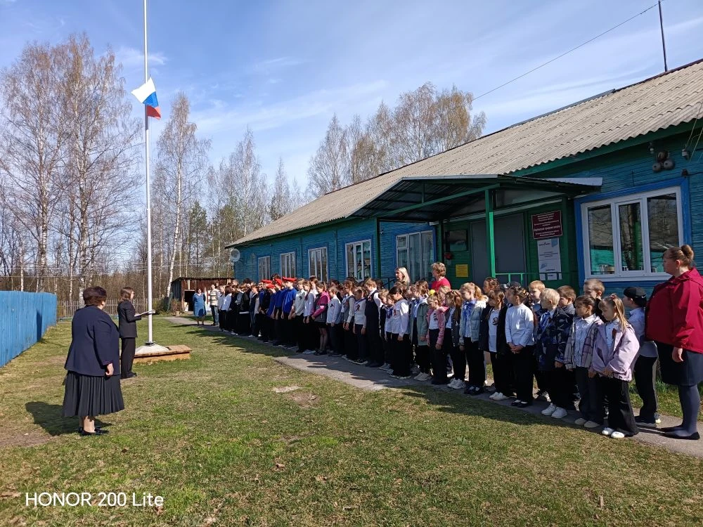 Новая учебная неделя началась с линейки, поднятия флага и исполнения гимна Российской Ф...