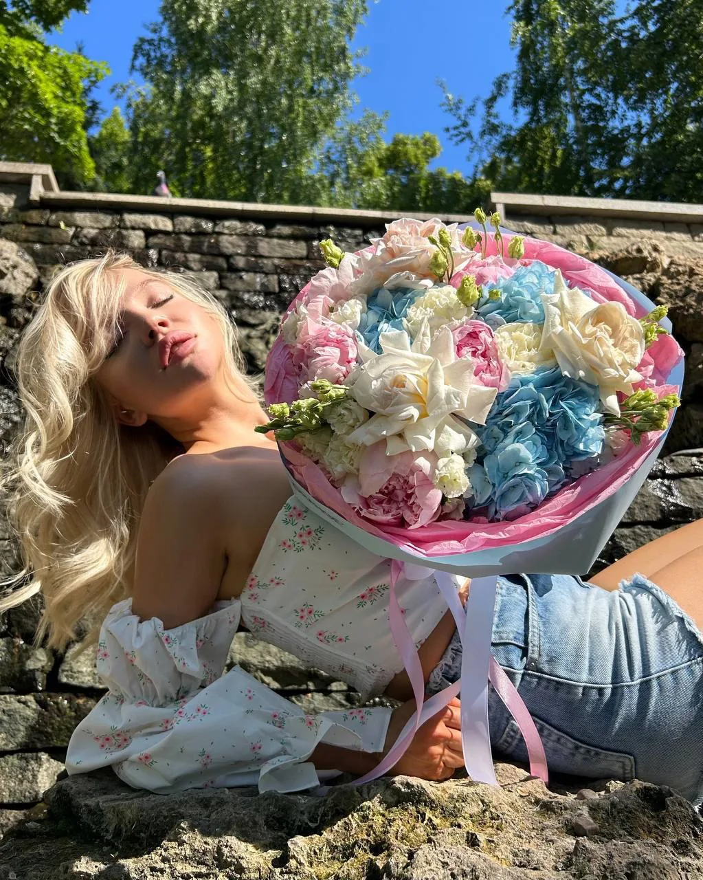 Лежу у фонтана в парке. С одним из лучших букетов нашей линейки. Хотя вру. Они все лучш...
