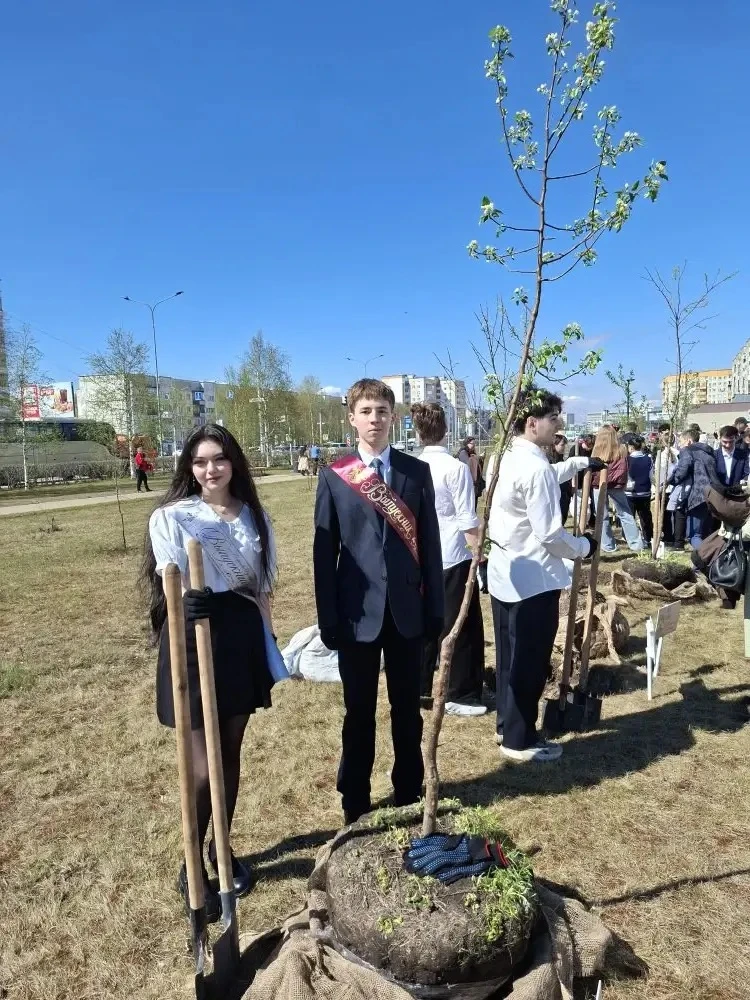 🌳 Зелёный след выпускников на карте Сургута  25 мая 2026 года в Сургуте состоялась добрая и значимая