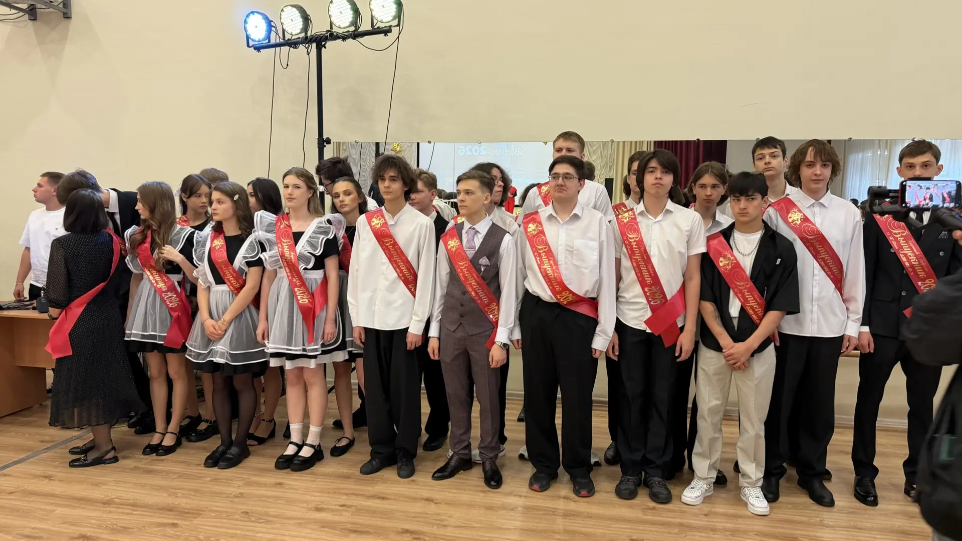 🎓 С праздником, выпускники!  Сегодня, 26 мая 2026 года, наш школьный двор снова наполнился звуками п