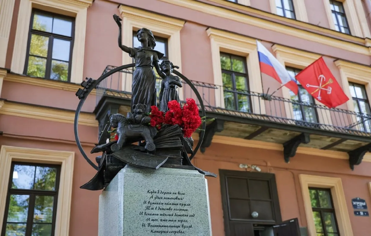 В Петербурге появился сквер, посвящённый воспитателю детского сада