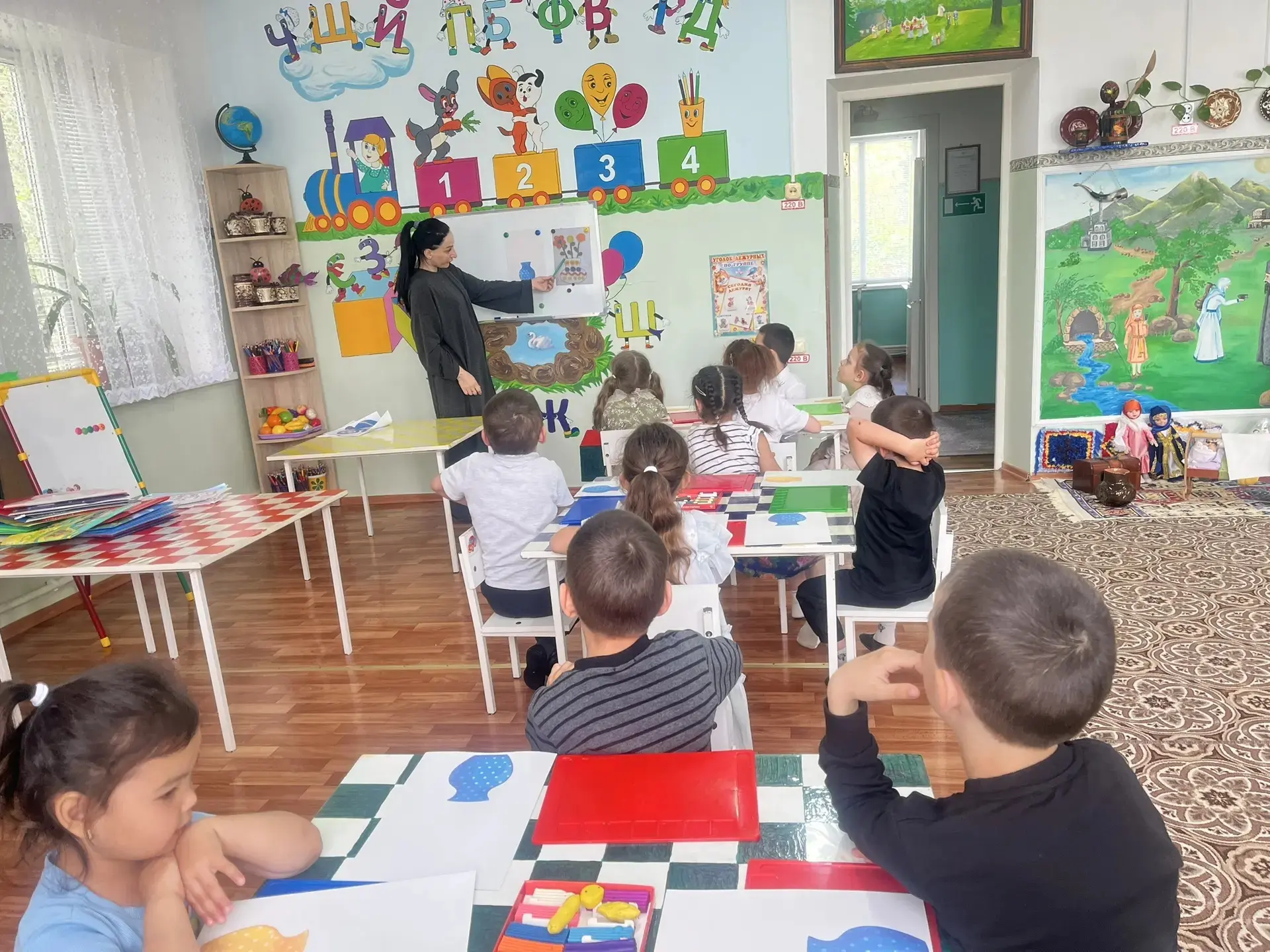 Пластилинографика "Красивые цветы в вазе".
Цель: Продолжать обучать детей нетрадиционным техникам ра