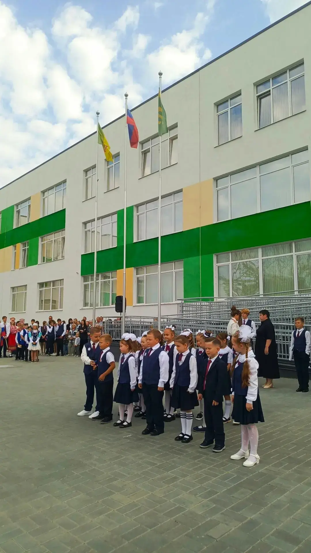 1 сентября-День знаний! Праздник улыбок, друзей, света, тепла. Двери нашей школы вновь ...