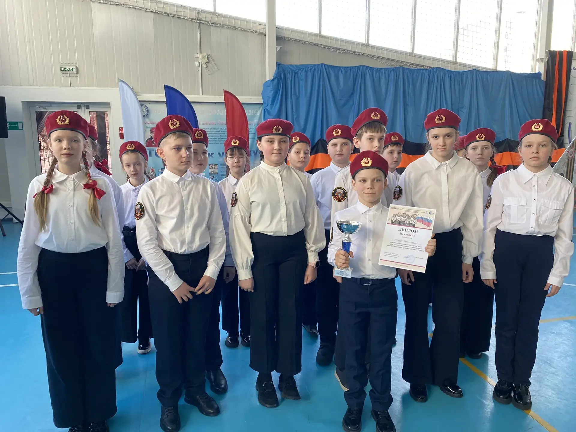 Поздравляем учащихся 4а класса- призёров (3 место) городского "Смотра строя и песни"! Благодарим пед