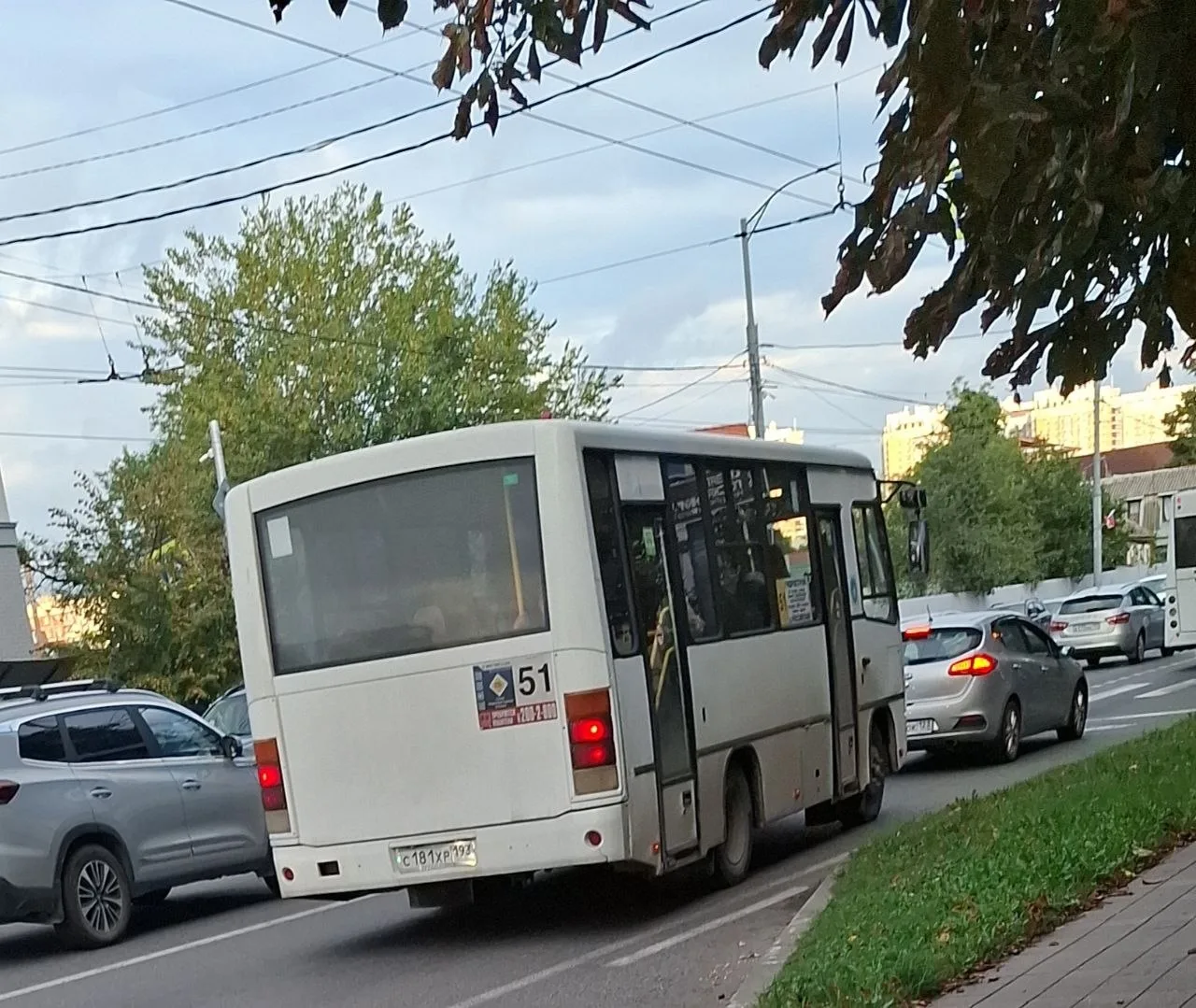 Это же водитель в четверг решил отдохнуть на фоне прекрасного пейзажа парка Краснодар. ...