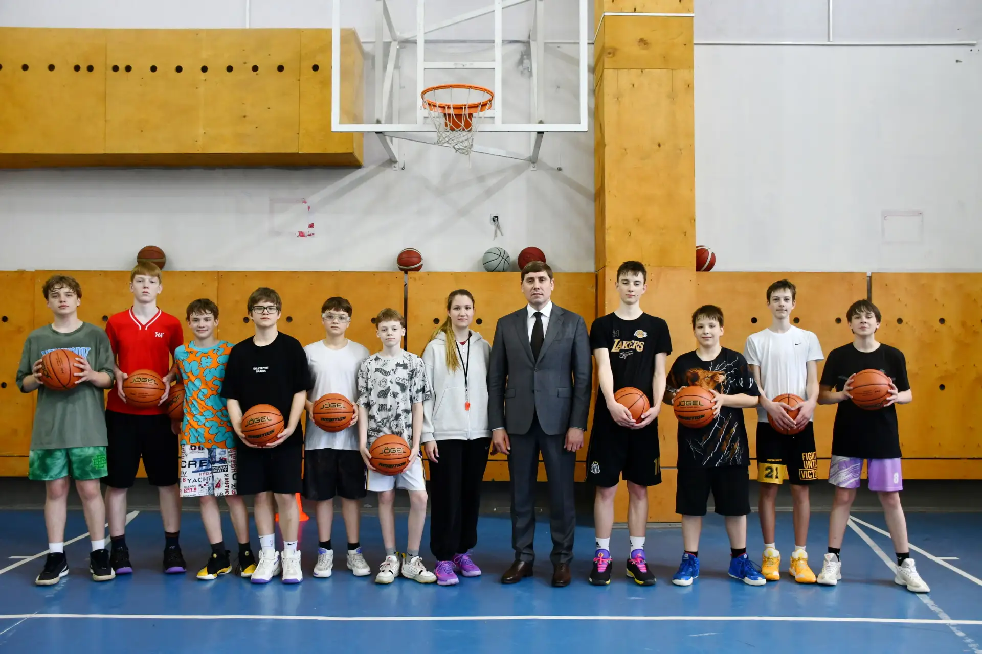 🏀🏀🏀 У команды «Спартанец» из школы № 168 — новые баскетбольные мячи. Вручил ребятам ...