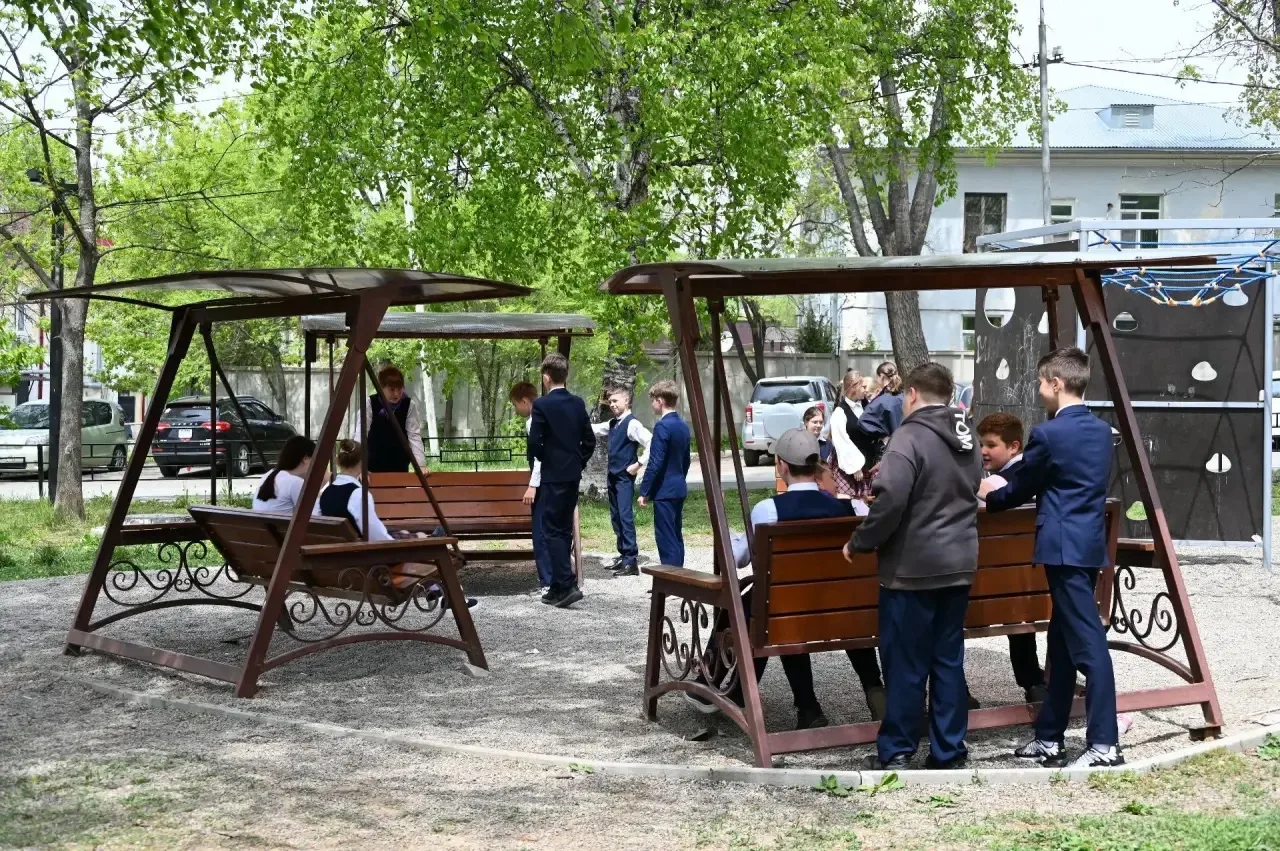 🛠️ Восстанавливаем лавочки после актов вандализма: жители Фокино проявили активную позицию

📢Жител