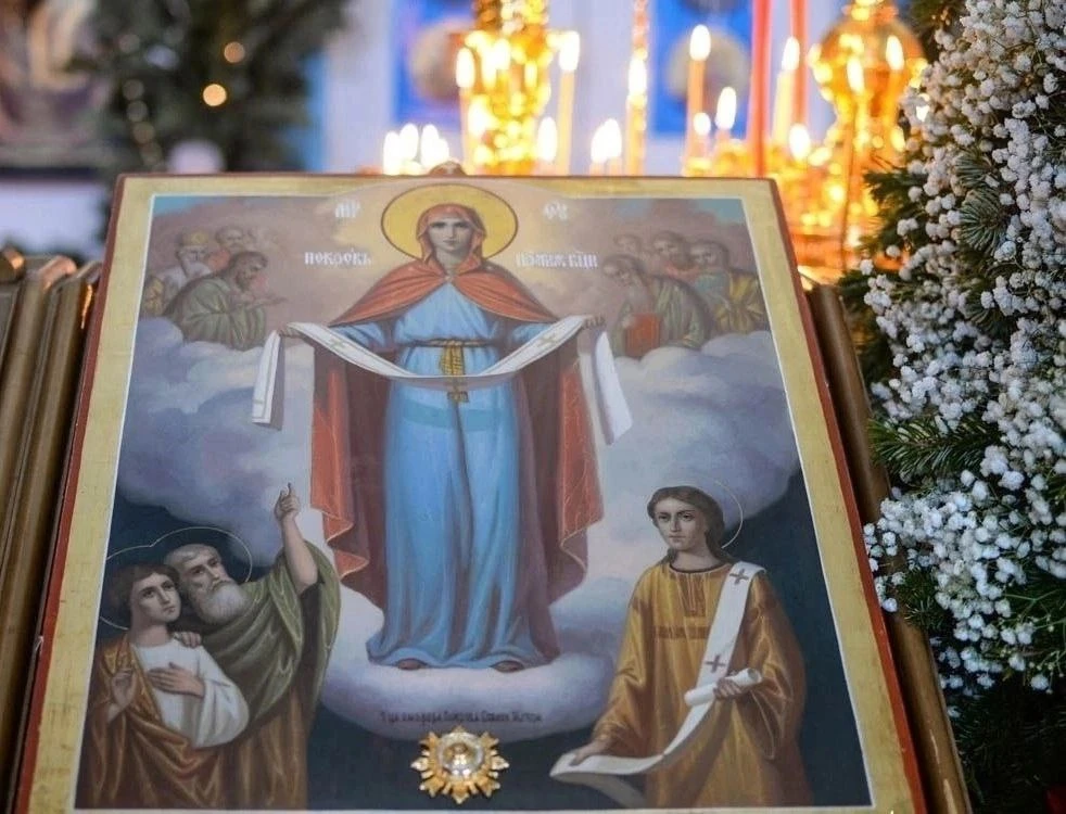 Сегодня праздник — Покрова!
Желаю мира и тепла,
Хороших мыслей в головах
И светлой радости в сердцах
