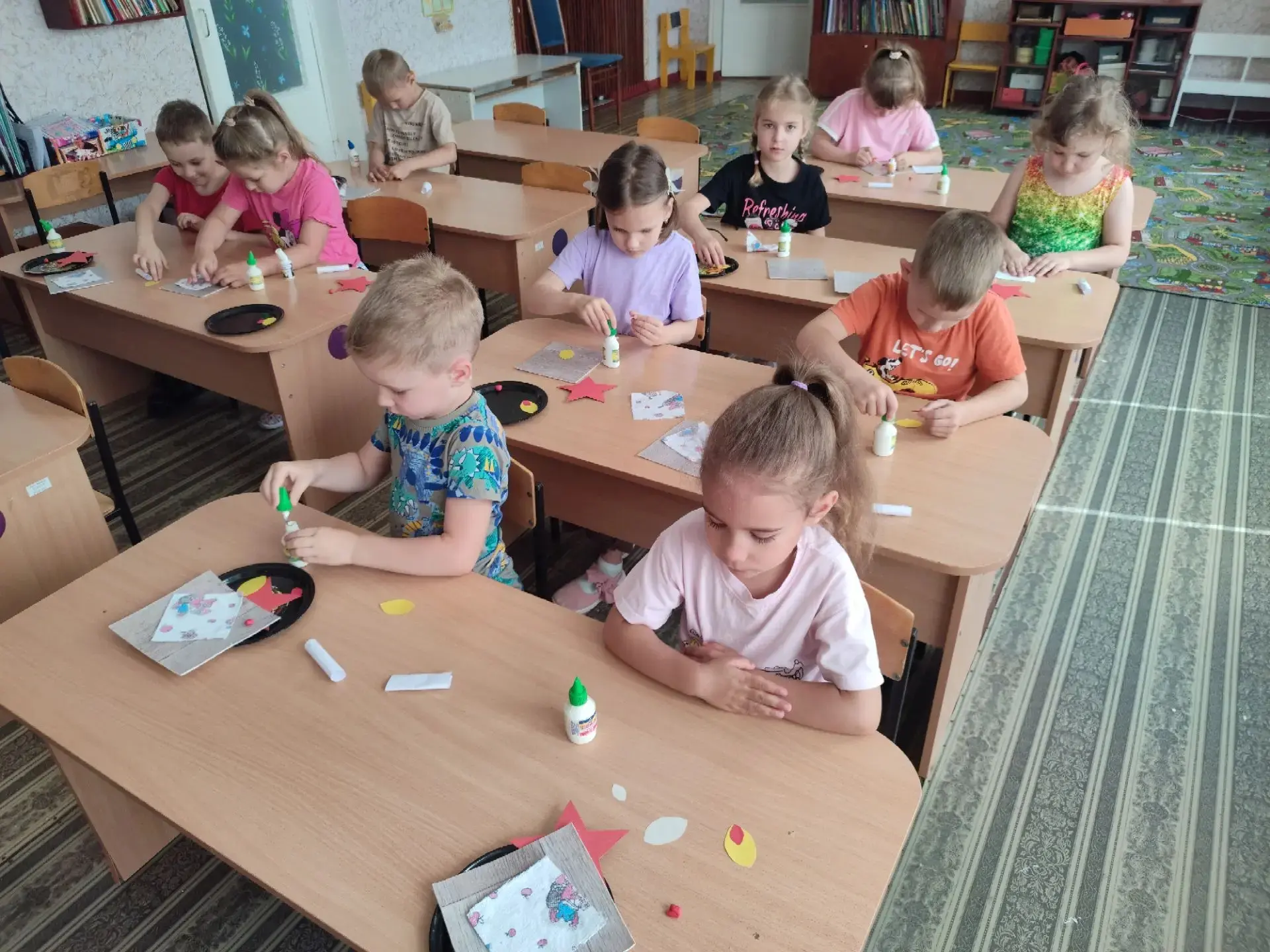 Старшая (разновозрастная) группа "Гномики"
Беседа "22 июня - День памяти и скорби"
Дети в ходе бесед