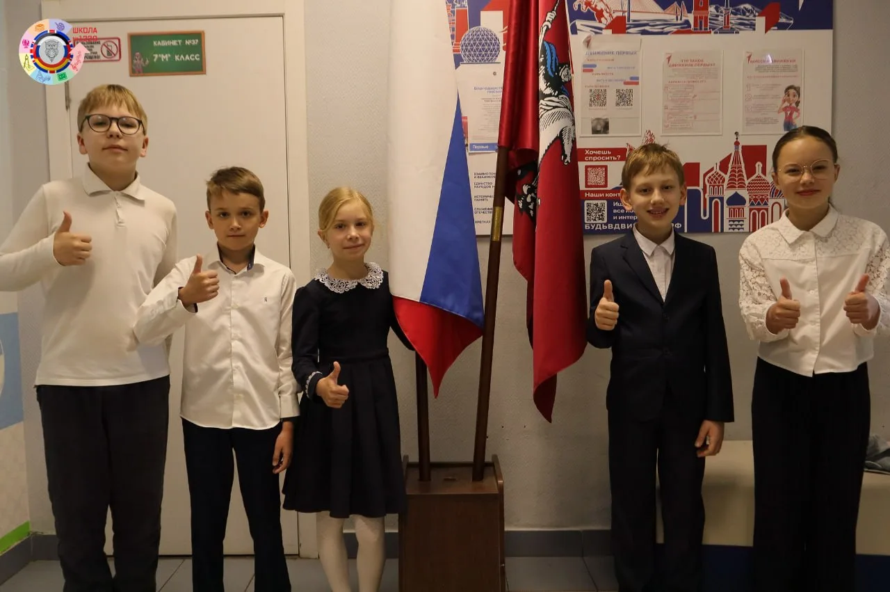 Равнение на флаг!  🇷🇺 Сегодня состоялась заключительная в 2025/2026 учебном году церемония выноса и 