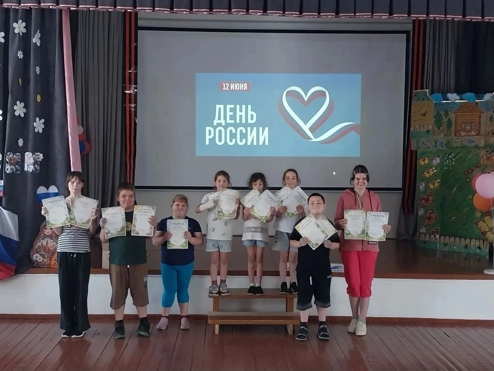 Заключительный день смены: ярко и патриотично.