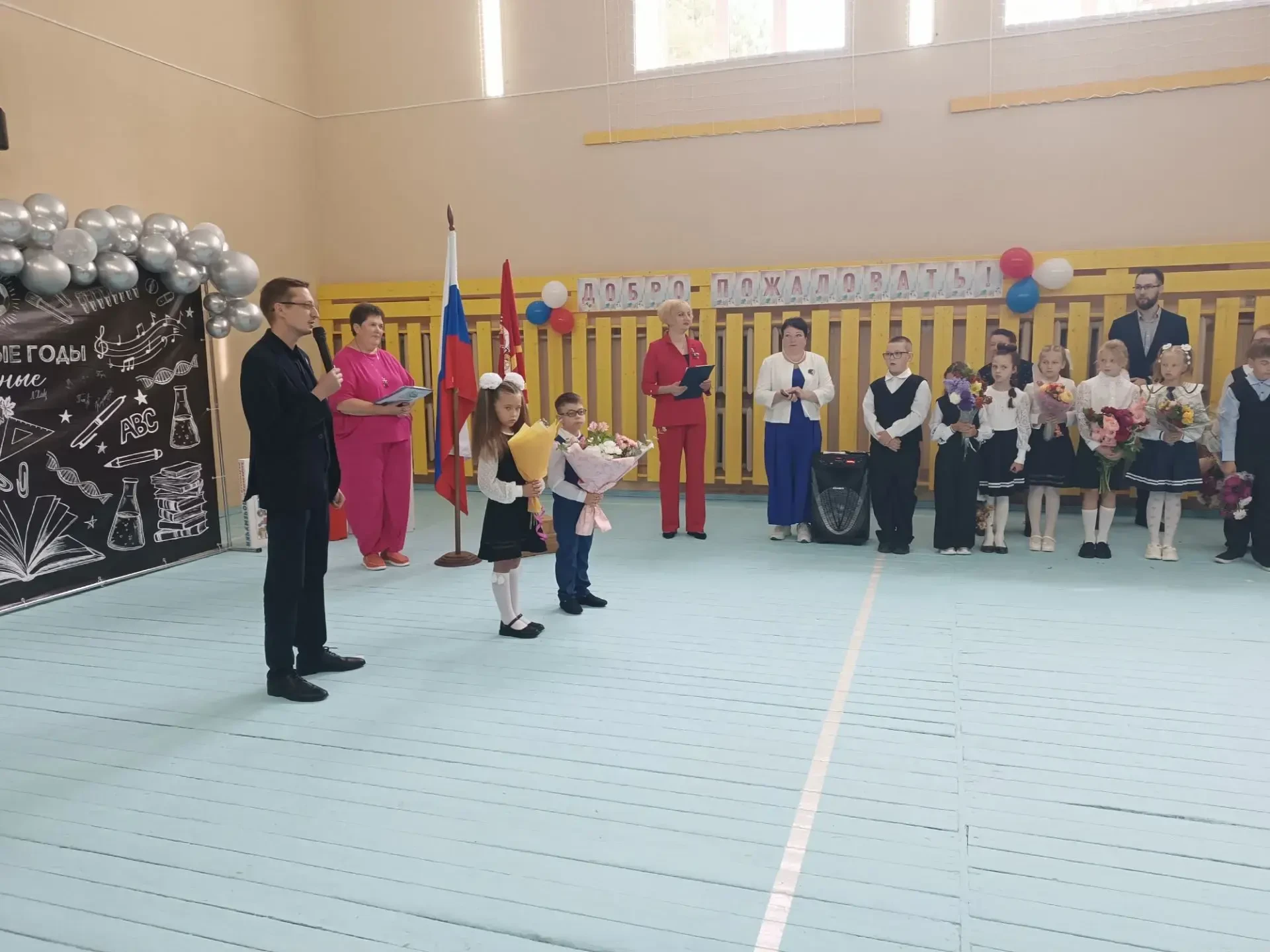 Сегодня школьные дворы нашего округа вновь наполнились звонкими голосами, смехом и радо...