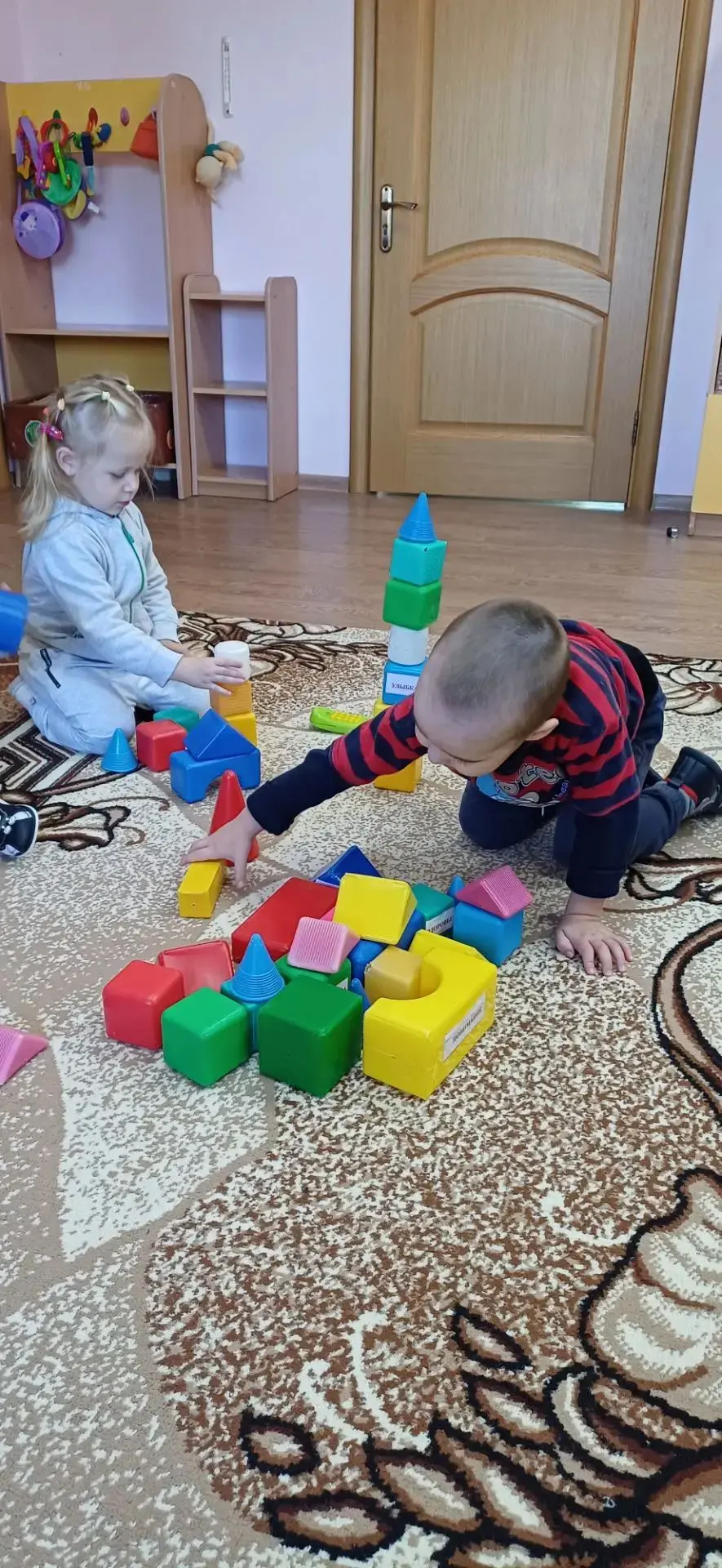 Ко Дню семейного общения в группе "Солнышко" случилось настоящее чудо — малыши построил...