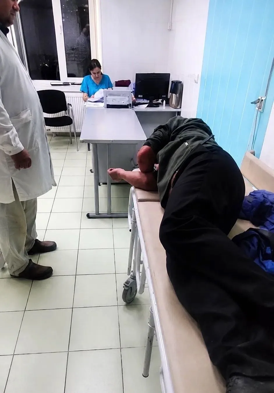 Главврач утром орал на хирурга за операцию бездомному, называл его мусором и вышвырнул ...