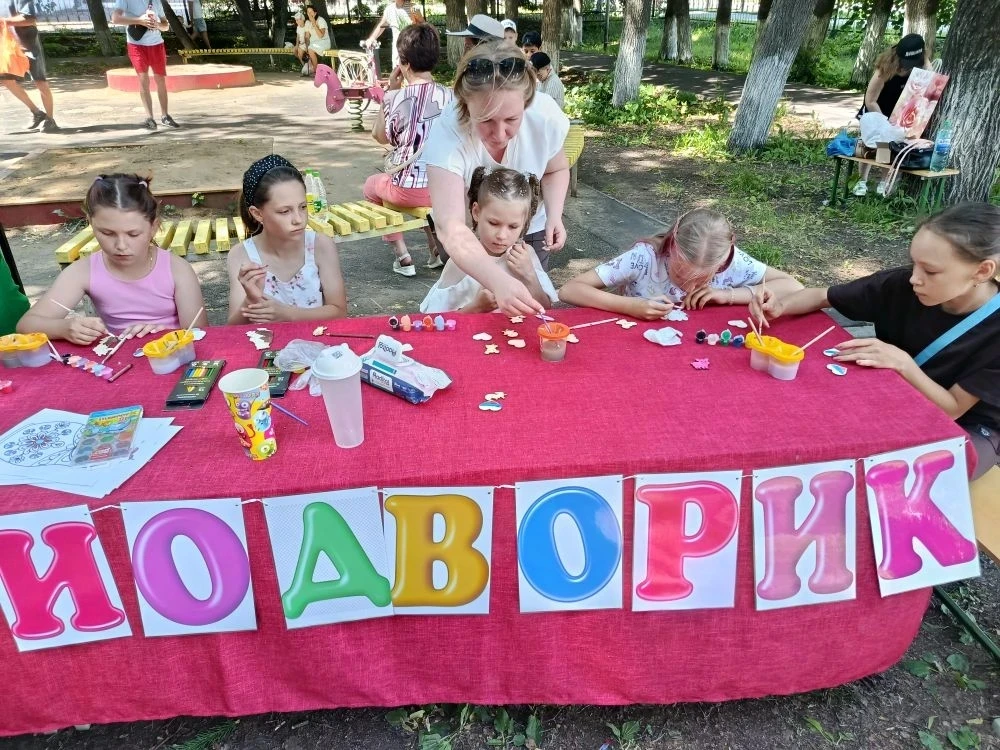 Специалисты Центральной библиотеки приняли участие в праздновании Дня России.