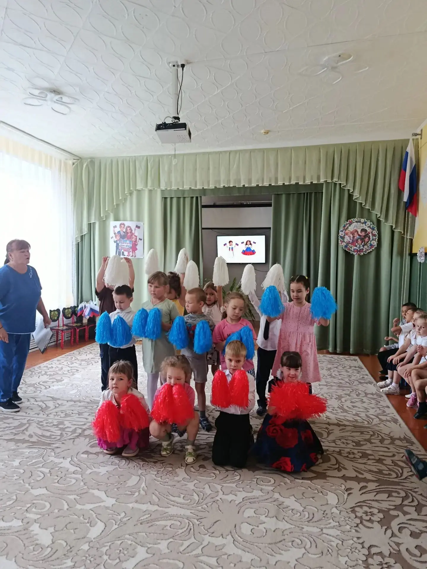Сегодня в ДОУ прошло торжественное мероприятие, посвященное Дню Государственного флага РФ.