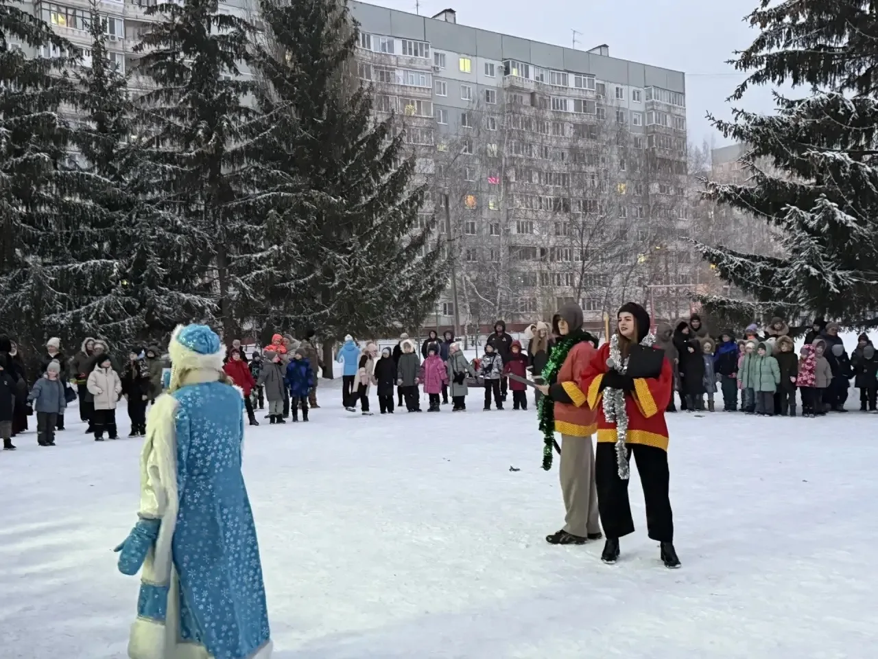 🎄✨ Сегодня во дворе нашей школы прошел настоящий новогодний праздник! 🎉  Жители микрорайона, взрослы