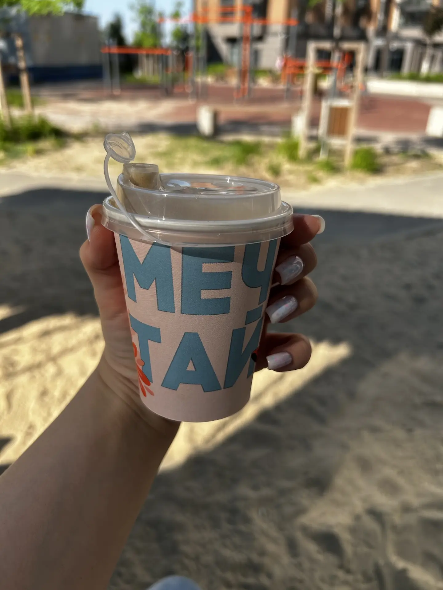 Доброе утречко🌸 с утра с мужем решили посидеть во дворе с кофе, пока еще не так жарко ☀️