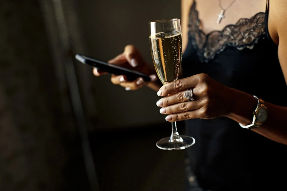 🍷 Леди и алкоголь: элегантность в каждом глотке.

Истинная леди может выпить, но никогда не теряет 