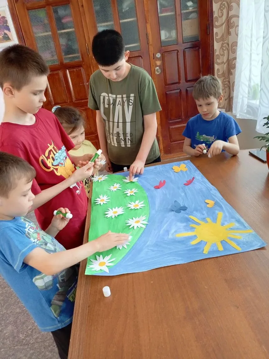 13.06.2026г воспитанники выполнили коллективную аппликацию «Ромашковое поле». Совместная деятельност