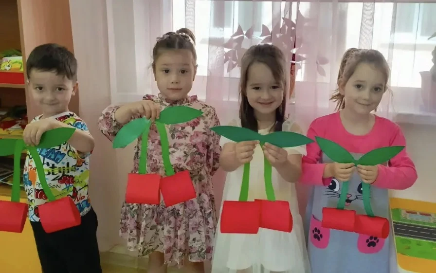 Вишня выросла краса,
Покраснели щёчки,
До чего же хороша,
Зелены листочки...