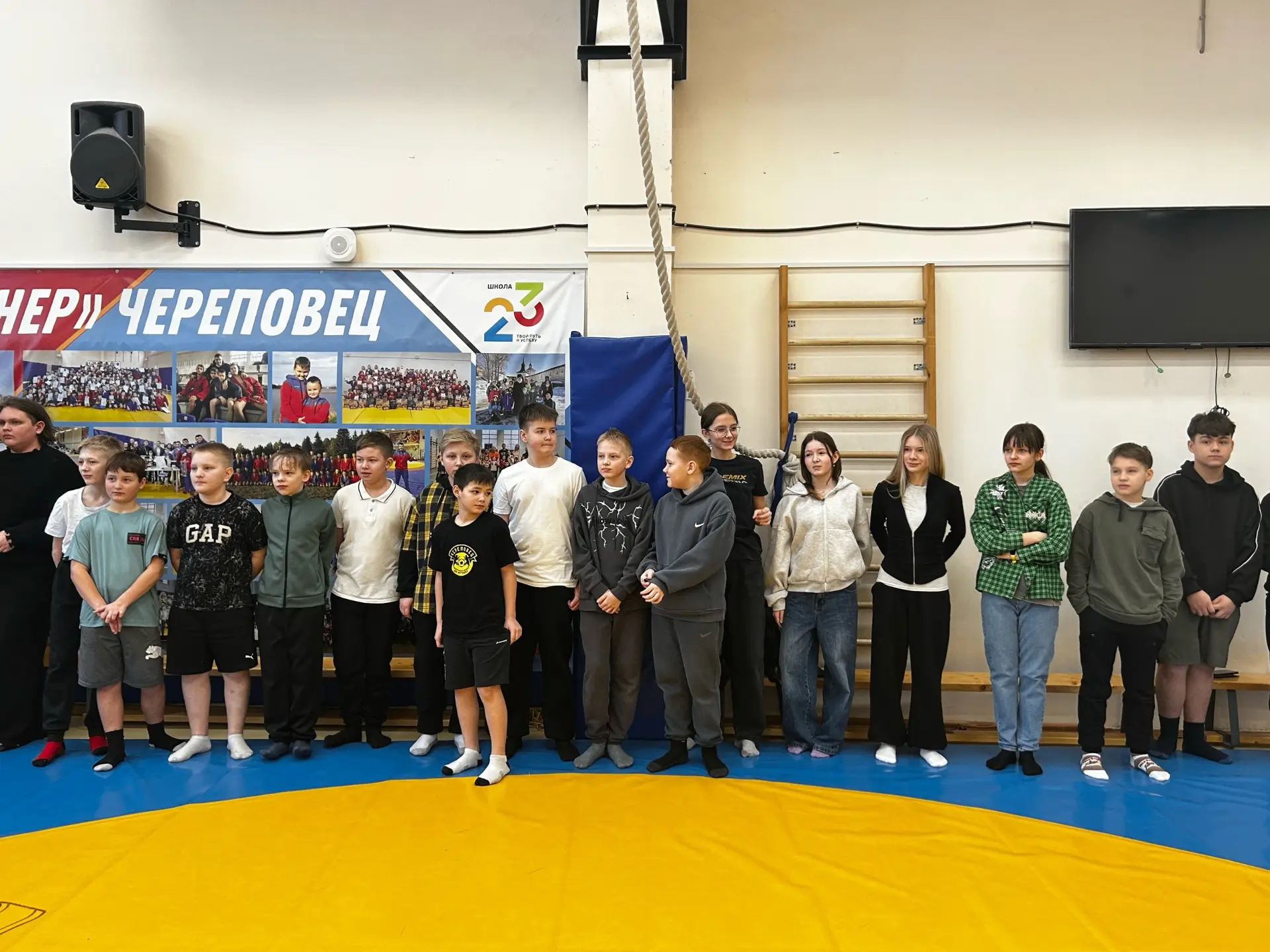 Сегодня в нашей школе проходит День здоровья!  Для ребят внутри школы организованы различные площадк