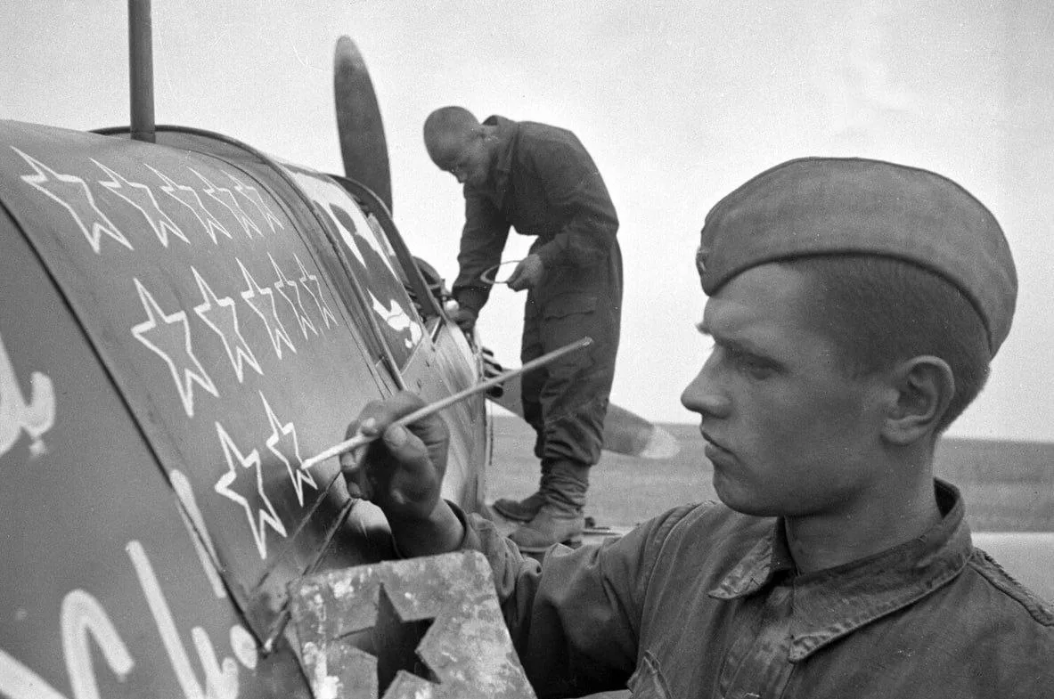 🪄 434-й истребительный авиаполк, Сталинградский фронт, 1942 год

Техник авиации Красной Армии нанос
