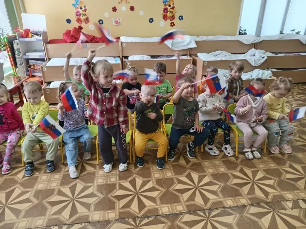 На кануне Дня России в 1 младшей группе (корпус 2) прошел тематический день, посвящённы...