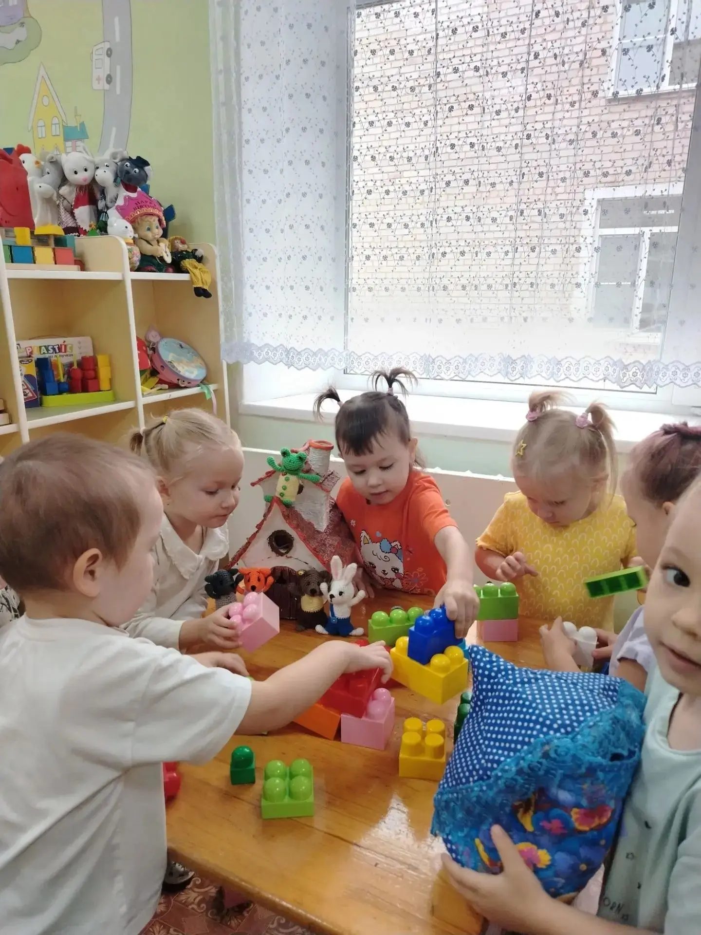 Сегодня у наших ребят из 2-й младшей группы был очень сказочный и продуктивный день.
