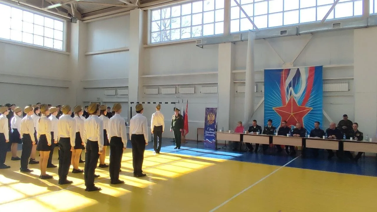 25.02.26 Учащиеся 8а класса участвовали в городском конкурсе "На знамя равняем шаг": Смотр-конкурс с