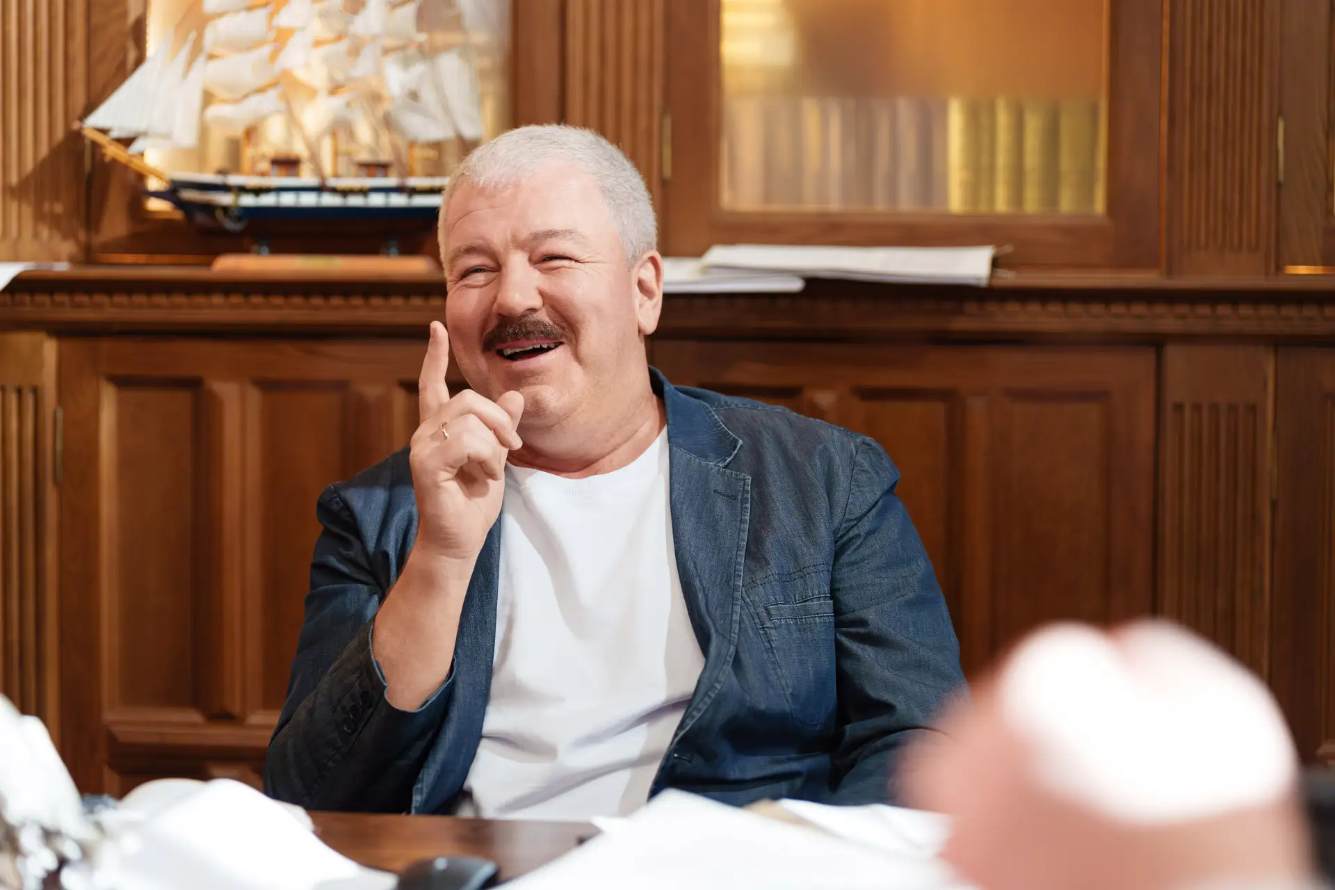 Усатый Александр Робак возглавит «Отдел резонансных дел» 🕵️‍♂️  Актер приступил к съемкам в комедийн