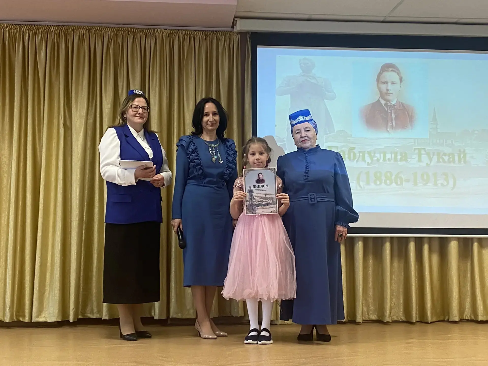🎉 Сегодня в Высокогорской школе №4 прошёл районный фестиваль «Тукай кайта безгә язларда»! 🌸  Наши уч