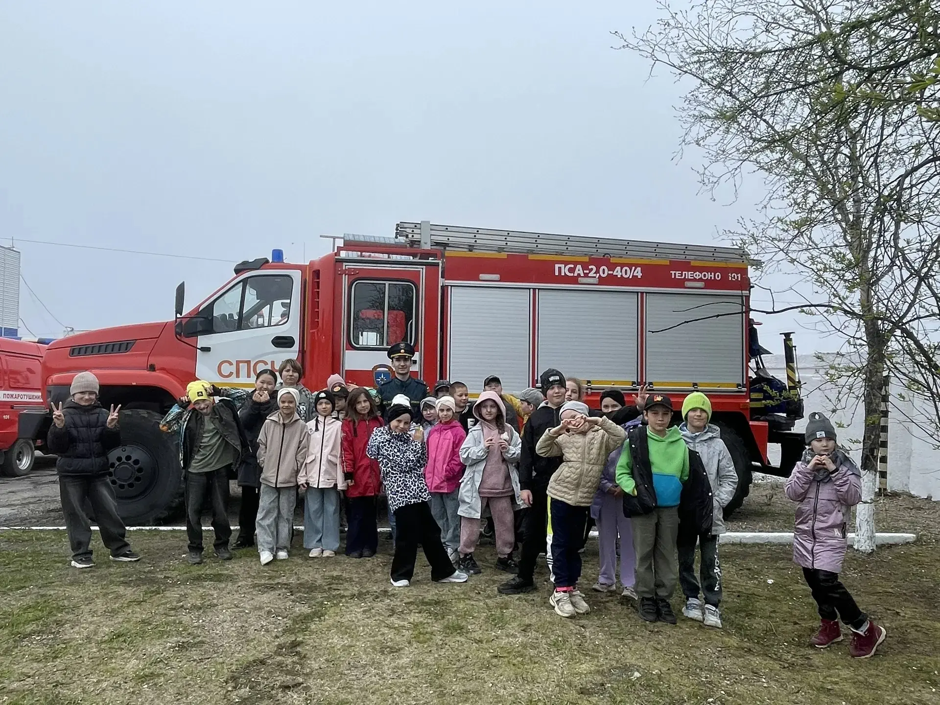 В гостях у огнеборцев побывали воспитанники летнего оздоровительного лагеря «Мир»

19 июня стены Спе