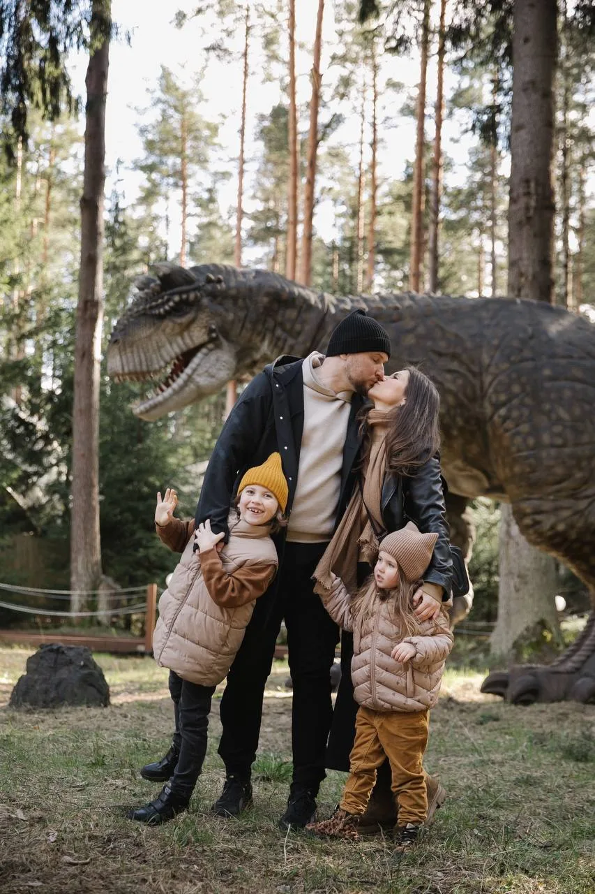 🦖 Каникулы среди динозавров в Охта Парке  Детей ждут реалистичные тирексы, стегозавры и олоританы, к