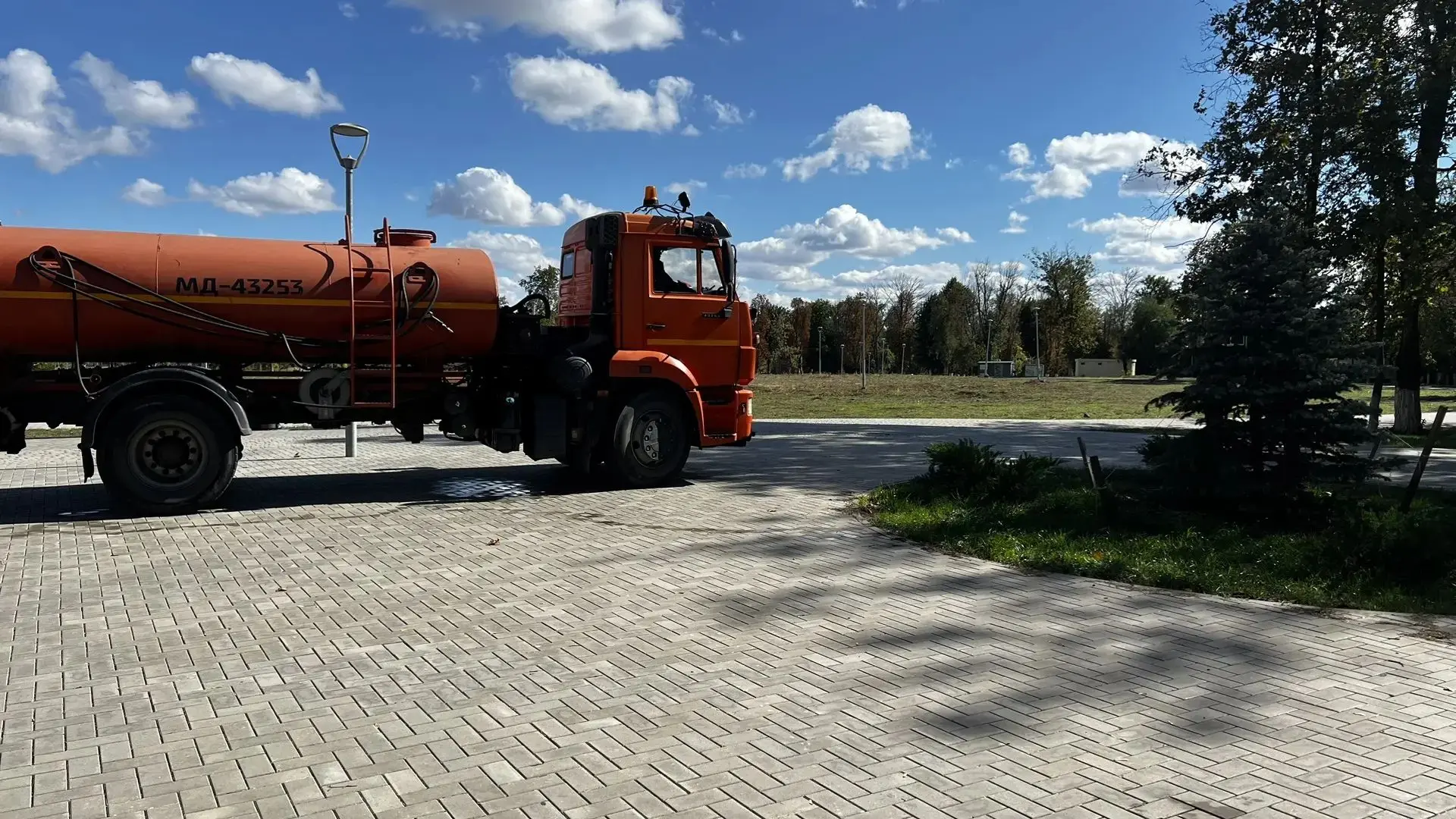 🌲☘️В Александровском парке ведется сезонный уход за зелёными насаждениями