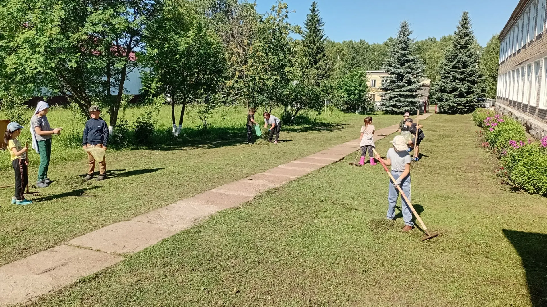 В школе идет пятая трудовая четверть! Учащиеся 3 класса приступили к работе на пришкольном участке!!