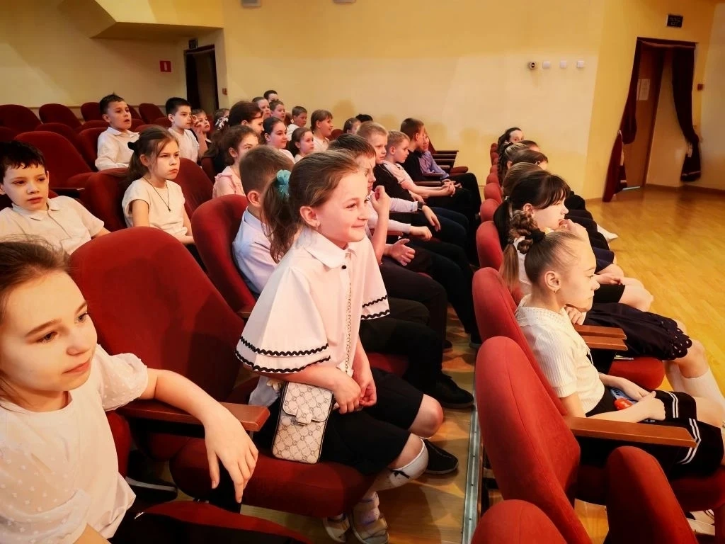 День театра🎭 Сгодня, 22 мая, для ребят начальной школы самые маленькие актеры театральной студии "Лу