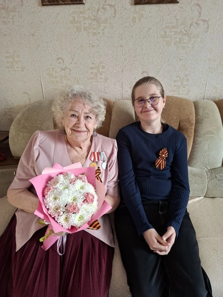Где-то рядом рвутся снаряды, Где-то рядом мой дом родной. Да будь проклята та страна, Что нарушила н