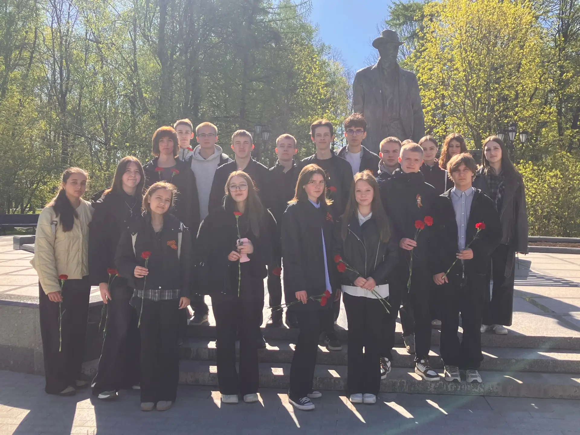 🎖 День Победы у памятника Сергею Рахманинову: память, музыка, единство 🎶  Сегодня у памятника велико