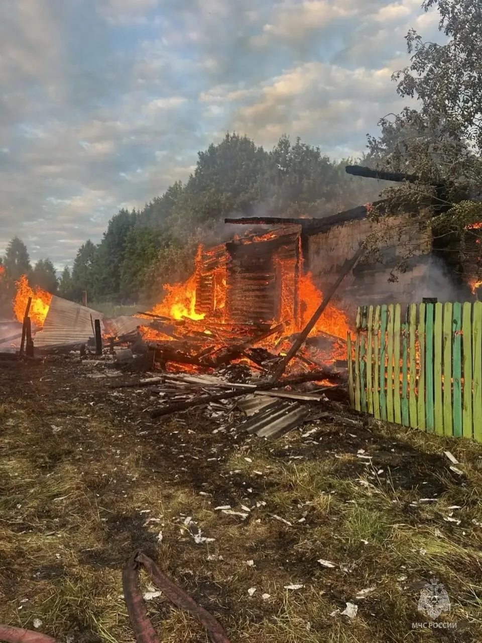 Крупный пожар на площади 120 кв. метров ликвидировали в Камешковском районе
