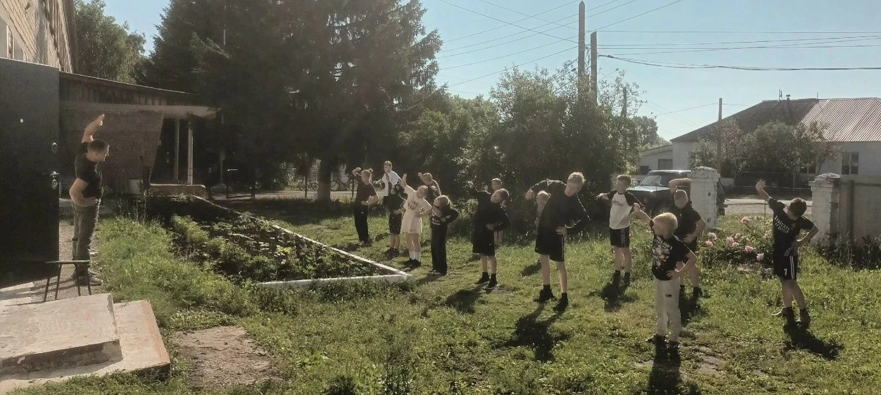 🇷🇺Новая неделя началась с поднятия Государственного флага Российской Федерации и исполнения гимна.