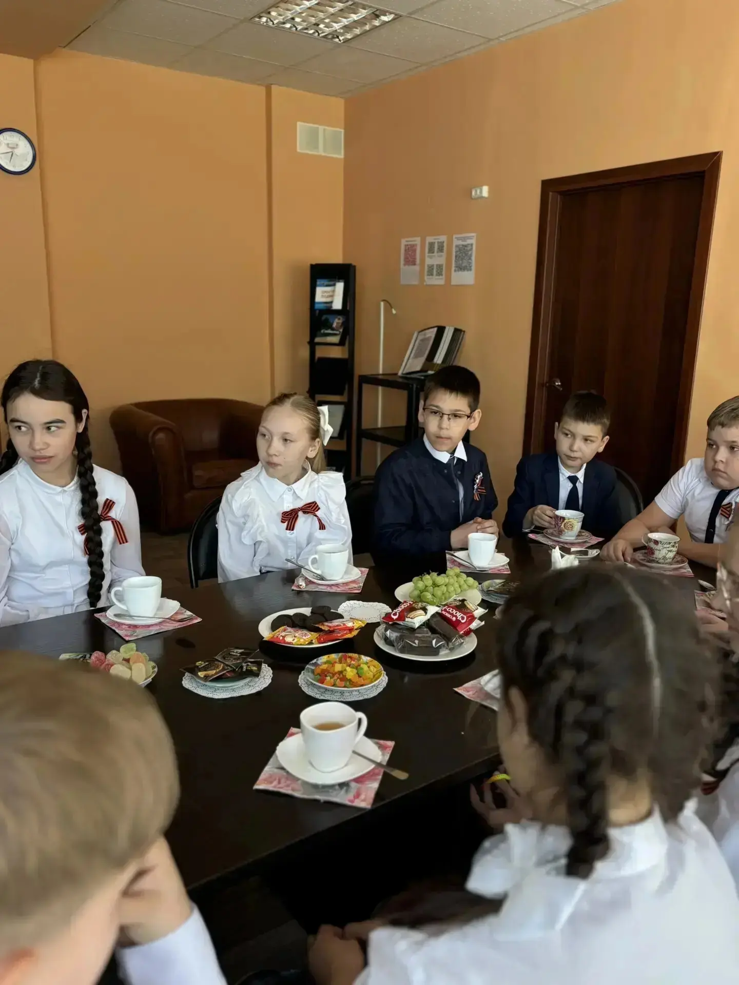 💥Традиция, объединяющая мудрость и детскую непосредственность, состоялась у нас в школе. За «круглым
